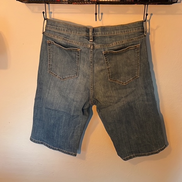 Banana Republic Bermuda Short - Picture 3 of 3